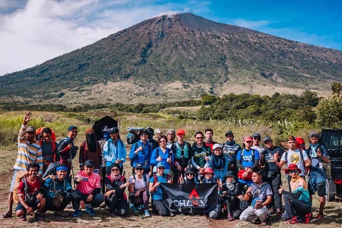 HIKING MOUNT RINJANI-INDONESIA