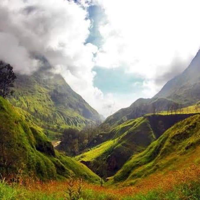 HIKING MOUNT RINJANI-INDONESIA