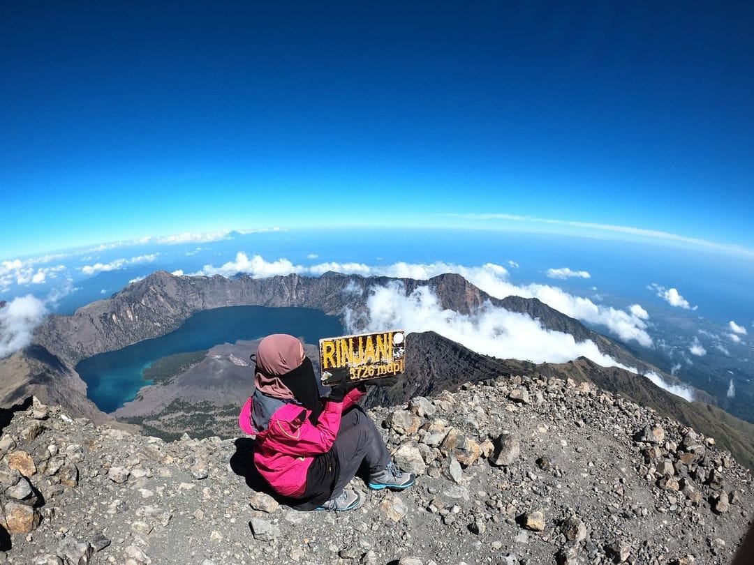 HIKING MOUNT RINJANI-INDONESIA